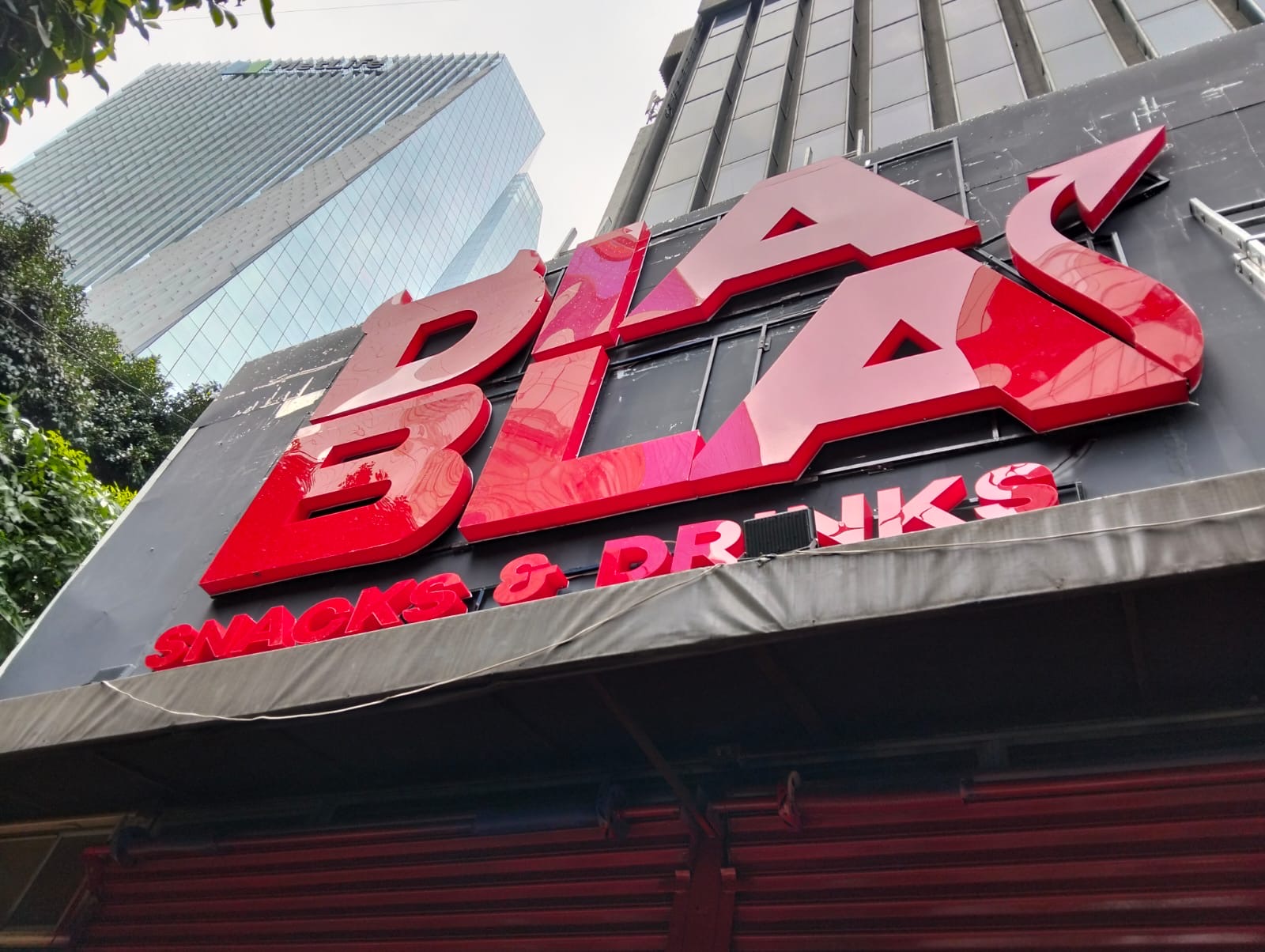 Letras volumétricas rojas de Diablas instaladas sobre la fachada del local