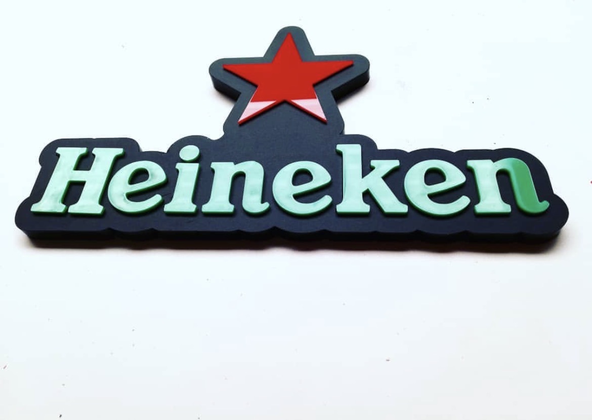 Logotipo corpóreo Heineken en acrílico verde, negro y rojo con relieve