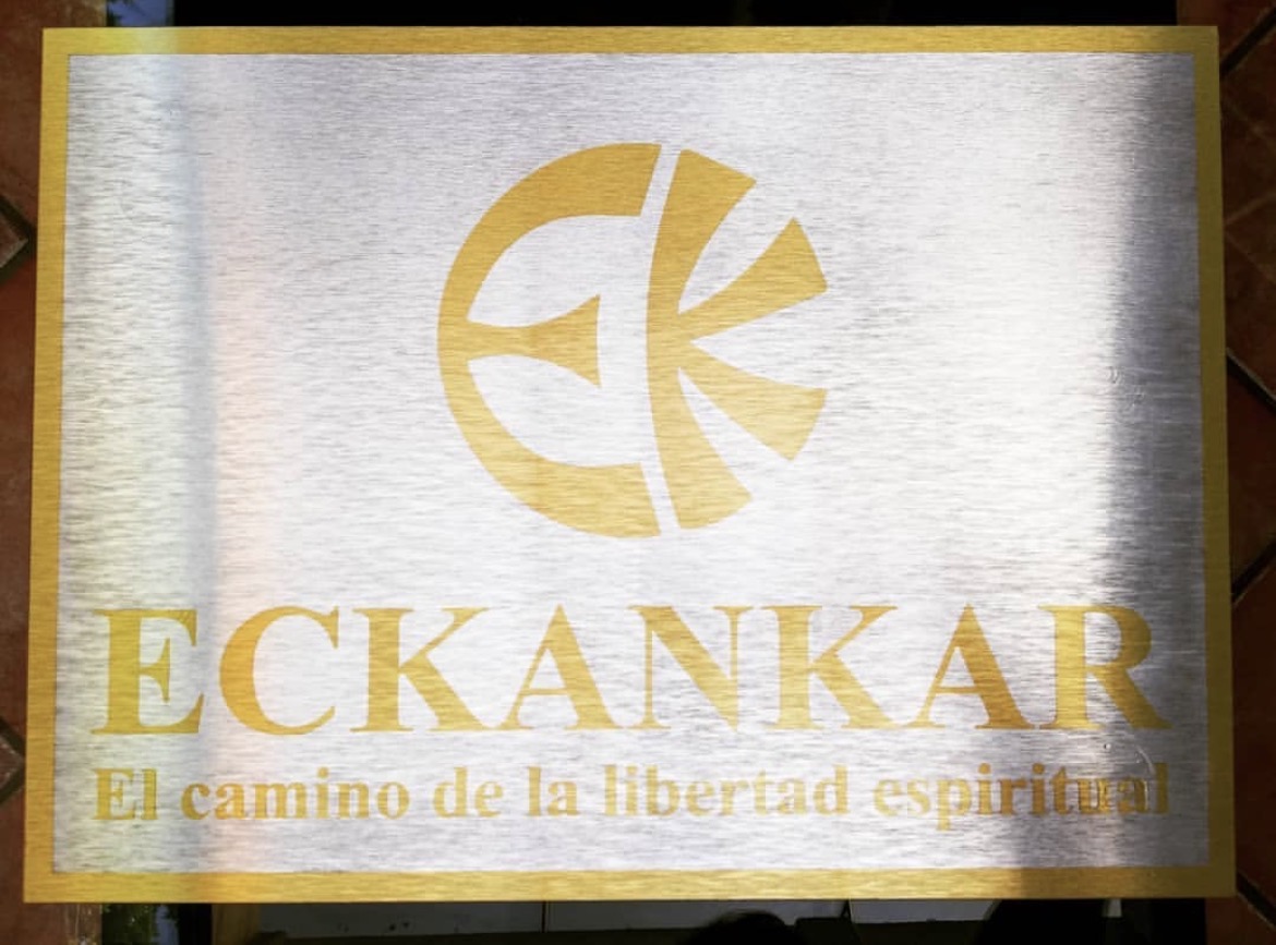 Placa de aluminio cepillado con logotipo dorado de Eckankar y la leyenda El camino de la libertad espiritual
