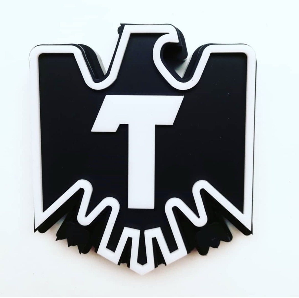 Emblema corpóreo del águila Tecate en acrílico negro y blanco