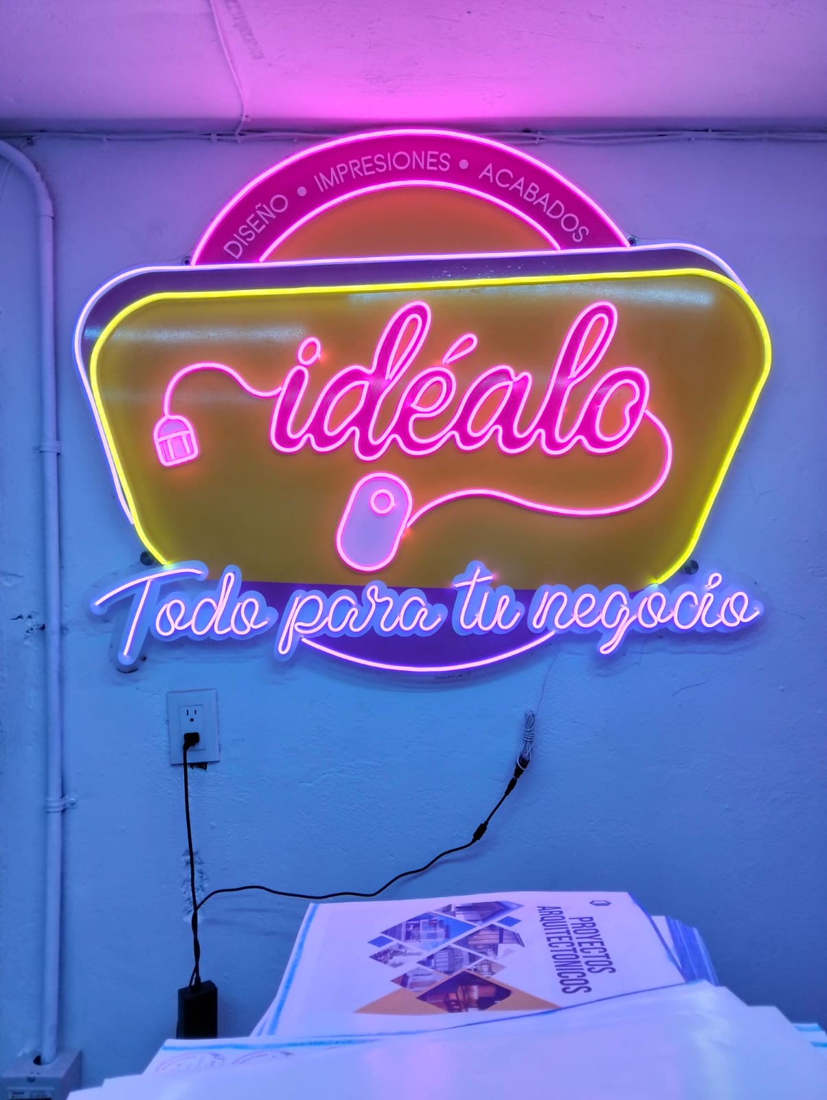 Letrero de neón LED multicolor instalado en un interior comercial