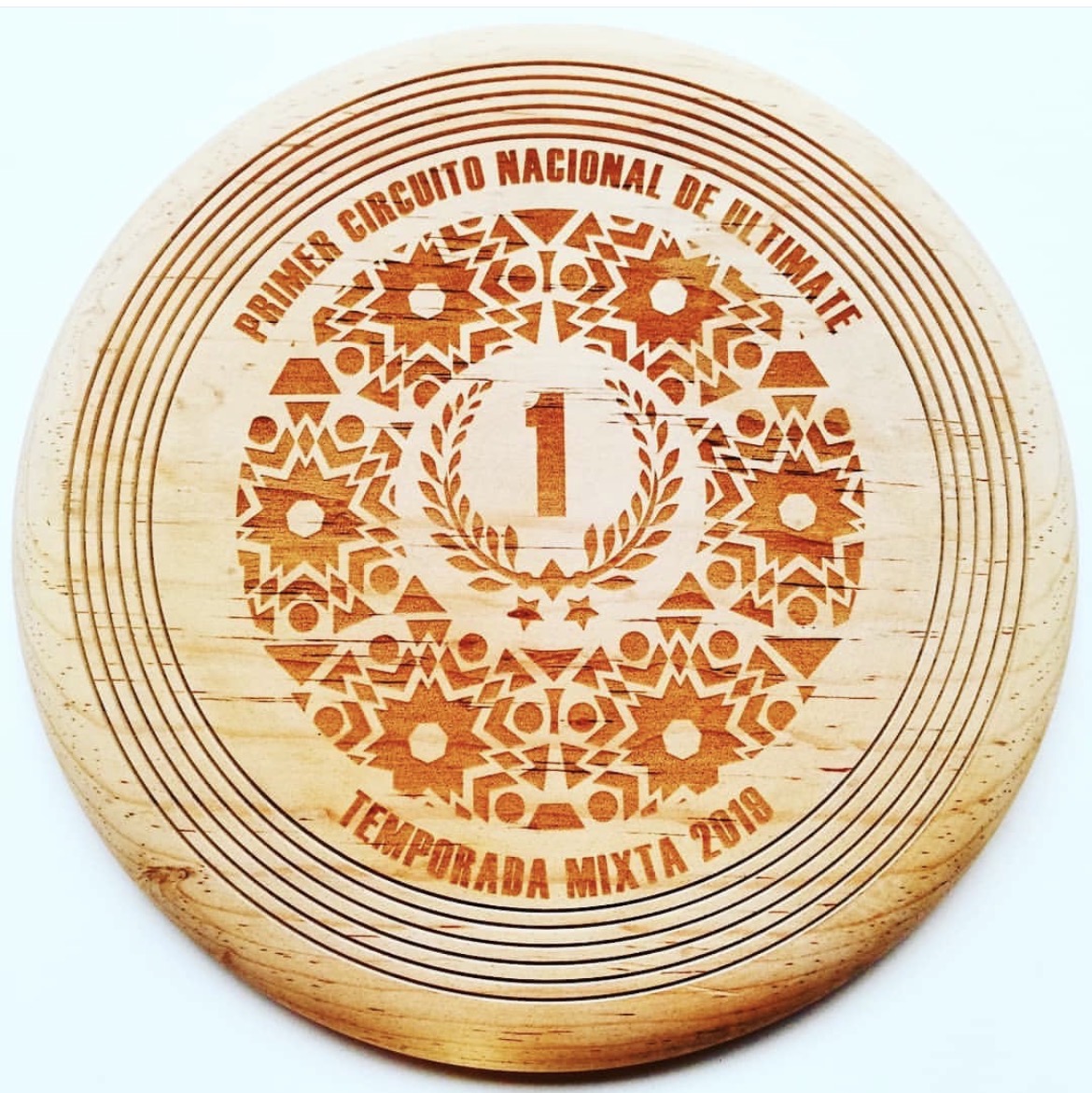 Disco de madera con grabado láser del Primer Circuito Nacional de Ultimate, temporada mixta 2019